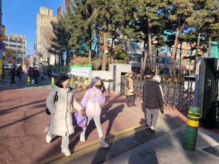 2일 개학 첫날 서울 성북구 석관초등학교 앞에서 학생들은 마스크를 착용한 채 등교하고 있다. /사진=공병선 기자 mydillon@