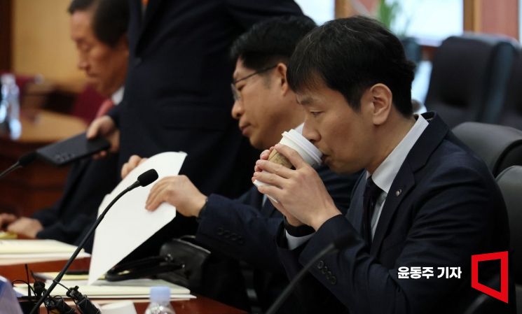 [포토] 이복현 금감원장, '속 타네'