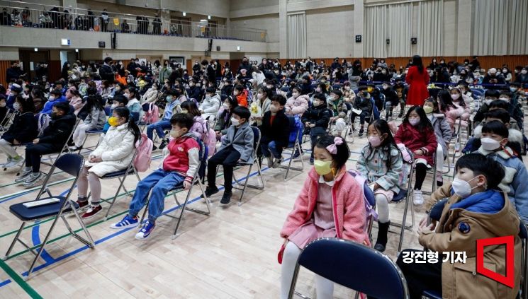 [포토]마스크 착용하고 입학식 참석한 어린이들