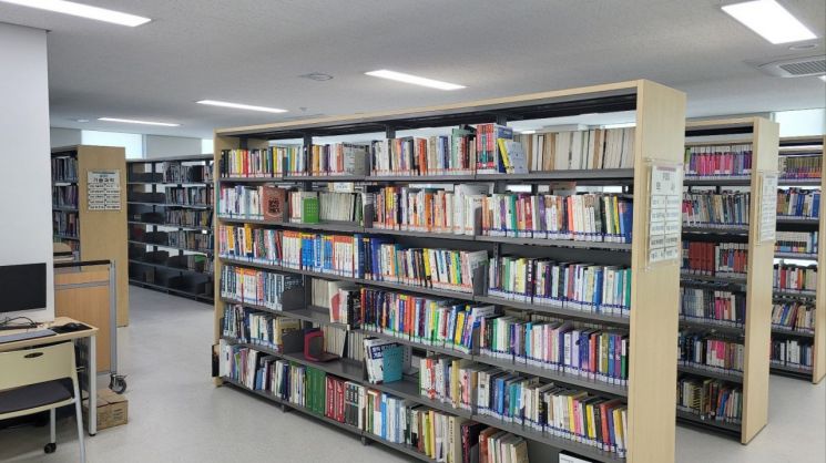 지역주민에게 개방되는 한국폴리텍대학 구미캠퍼스 도서관.