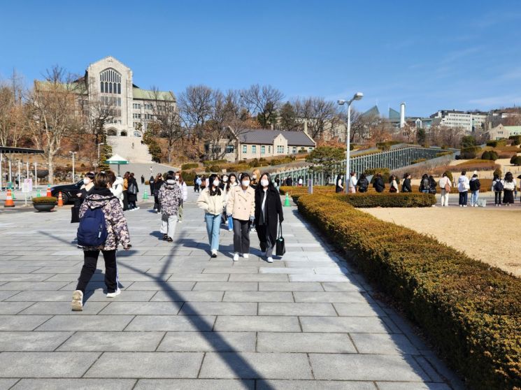 [르포]"동아리·축제 즐길래요"…캠퍼스 '노마스크' 개강