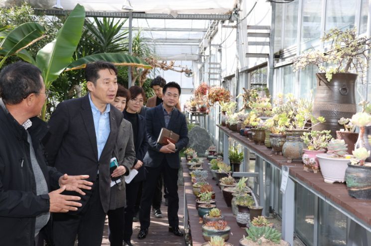 김남일 부시장이 2일 포항시 농업기술센터를 둘러보고 있다.