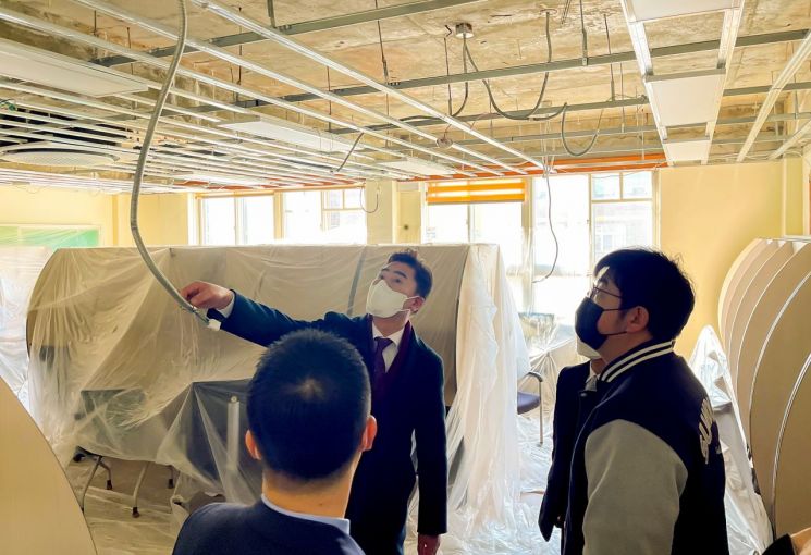 손을 뻗으며 학교 시설환경을 점검하고 있는 오언석 도봉구청장(2023. 1. 18., 선덕고등학교)