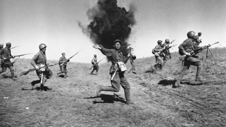 1942년 구성된 소련의 형벌부대(Penal Battalions)가 전투에 투입된 모습.[이미지출처=russiabeyond.com]