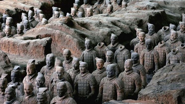 중국 고대 진나라 때 병사들의 형상을 본따 만든 조각상들이 남아있는 시안의 병마용갱(兵馬俑坑) 모습.[이미지출처=게티이미지]