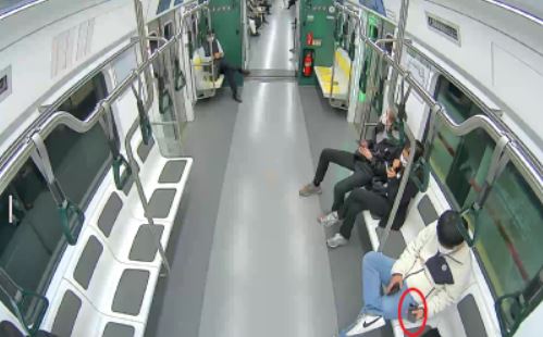 피해자의 옆자리에 앉아 휴대전화기를 가져가는 모습./서울경찰청 지하철경찰대 제공