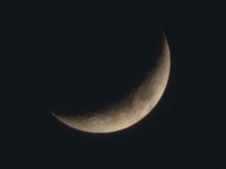 삼성전자의 최신 플래그십 폰인 갤럭시 S23 울트라로 찍은 달. 표면이 자세히 보일 정도로 고화질을 자랑한다. 자료사진.