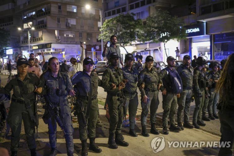 네타냐후 이스라엘 총리의 미용실 앞 경비하는 경찰  [사진=AP·연합뉴스]