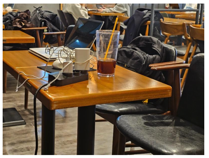 한 카페에서 멀티탭 등을 이용해 전자기기를 충전하고 있는 모습. [사진출처=보배드림 캡처]