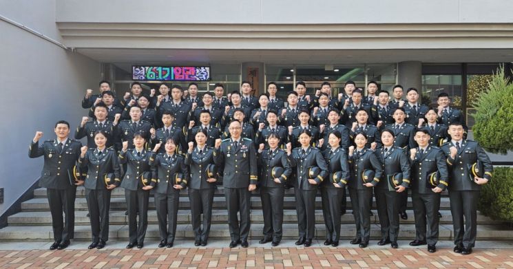 동아대 학군단이 자체 개최한 임관행사에서 61기 임관자들과 안준식(맨 앞줄 왼쪽에서 6번째) 단장이 기념촬영을 하고 있다.