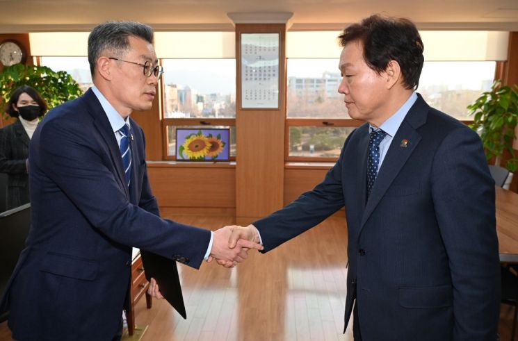 박완수 경남도지사와 김기영 신임 경남도 기획조정실장 직무대리(왼쪽)가 악수를 나누고 있다. [사진제공=경남도청]