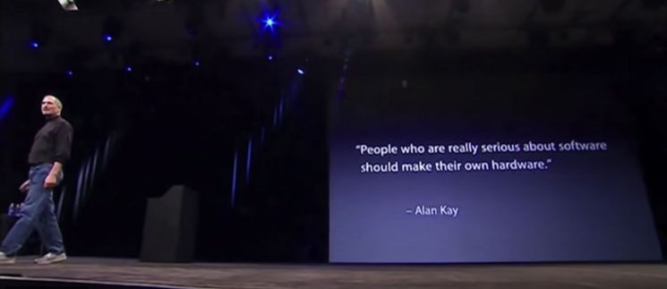 고 스티브 잡스 애플 창업자가 2007년 아이폰 발표 키노트 중 자신에게 영감을 준 소프트웨어 전문가 앨런 케이의 말을 소개하고 있다.