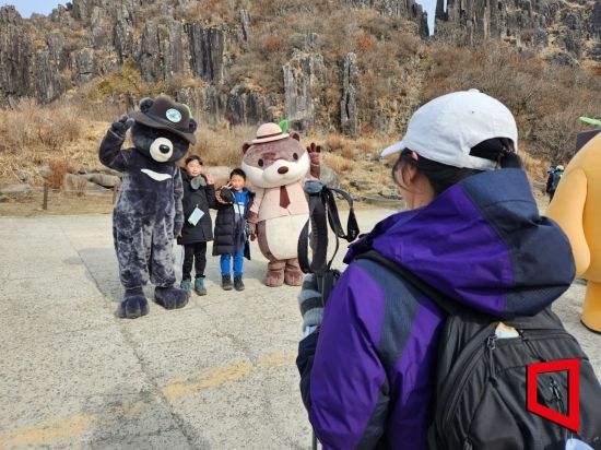 무등산 국립공원 정상이 개방된 4일 시민들이 정상에 올라 기념사진을 찍고 있다. [사진=민현기 기자]