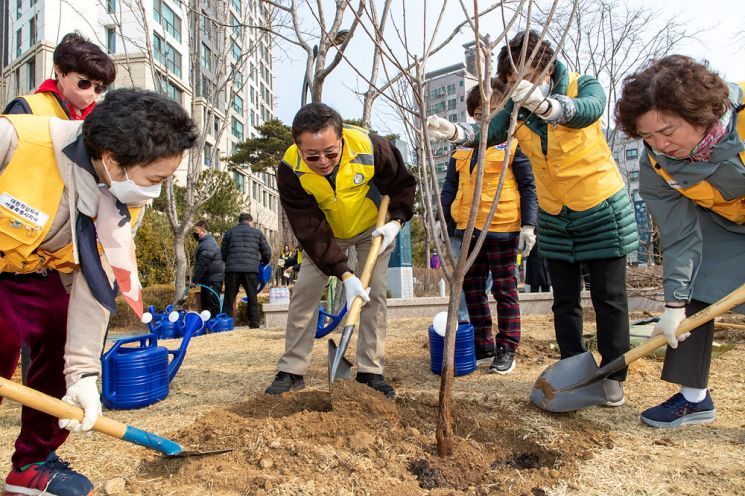 최호권 영등포구청장 '나무 심기 자원봉사' 참가 