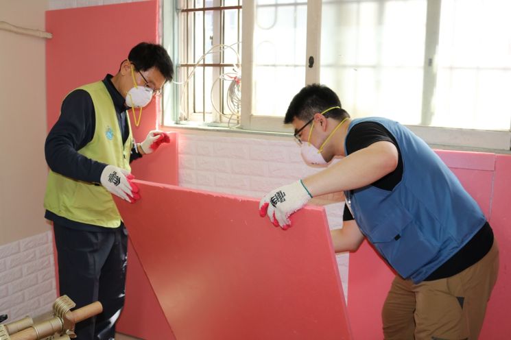 포스코인터내셔널 직원이 인천 서구 노후주택을 찾아 에너지효율을 개선하기 위한 작업을 하고 있다.＜사진제공:포스코인터내셔널＞