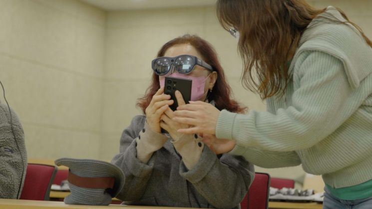 삼성전자가 지난달 28일 경기도시각장애인복지관에 무상 시범 보급한 시각 보조 솔루션 '릴루미노'를 체험하는 모습.[사진제공=삼성전자]