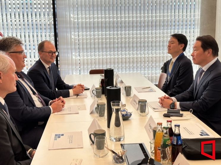 최태원 SK그룹 회장(오른쪽)이 2일(현지시간) 덴마크 코펜하겐에서 세계 최대 그린에너지 투자운용사 CIP의 야콥 폴슨 최고경영자(CEO)(왼쪽 두번째)를 만나 친환경 에너지 협력방안을 논의했다.