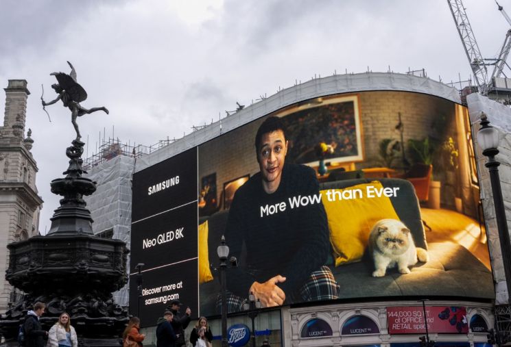 삼성전자가 2023년형 Neo QLED 8K 등 TV 신제품의 전세계 출시를 앞두고 지난 2일(현지시간)부터 영국 런던 피카딜리 광장에 대형 옥외광고를 진행하고 있다.