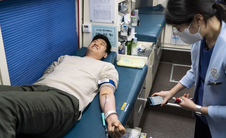 SK텔레콤은 혈액 수급난을 극복하기 위해 SK ICT 패밀리사 차원의 헌혈 릴레이를 이어가고 있다고 6일 밝혔다. [사진제공=SKT]