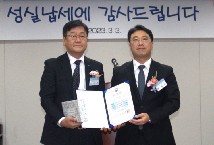 박성무 기흥세무서장(오른쪽)이 LIG넥스원 홍길준 경영관리본부장에게 표창장을 전하고 있다.