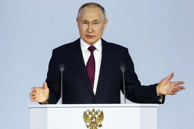 블라디미르 푸틴 러시아 대통령이 지난달 21일(현지시간) 수도 모스크바에서 국정연설을 하면서 제스처를 취하고 있다. [사진제공=연합뉴스]