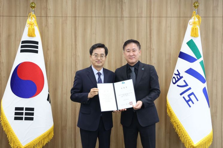 김동연 경기도지사(왼쪽)가 6일 이원일 홍보기획관에게 임명장을 수여한 뒤 기념사진을 찍고 있다.
