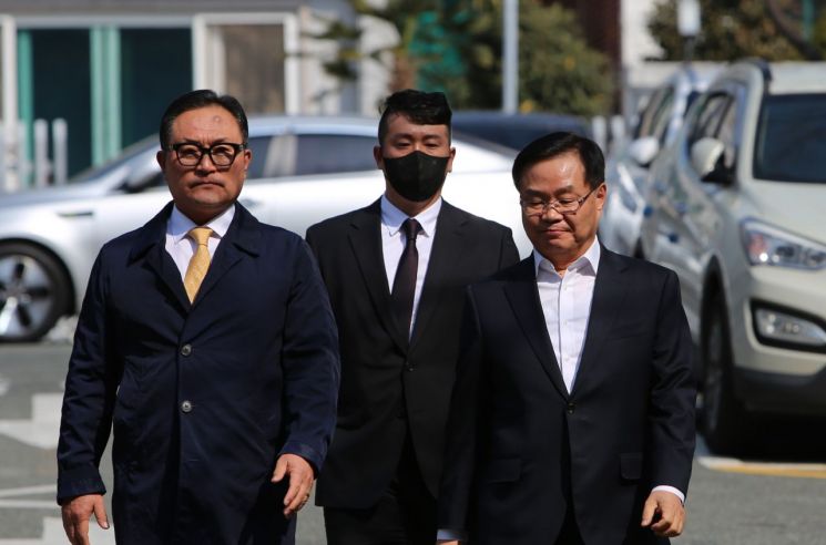 홍남표 경남 창원특례시장(가장 오른쪽)이 창원지방법원 법정동으로 향하고 있다. [사진=이세령 기자]