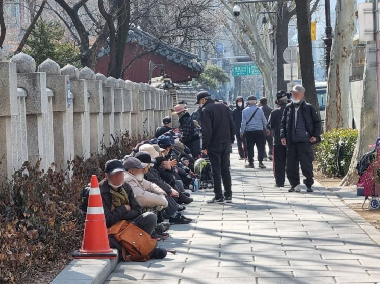 오전 11시40분. 무료급식을 나눠줄 시간이 되자 박스 주인들은 자리를 찾아 돌아왔다/사진=황서율 기자chestnut@