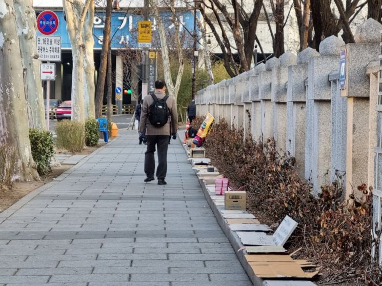 6일 오전 7시30분께 서울 종로구 탑골공원 좌측 인도. 이곳에는 무료급식을 받기 위해 노인들이 가져다 놓은 약 100개의 박스가 놓여있었다/사진=황서율 기자chestnut@