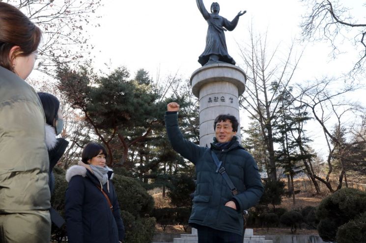 김종대 문화해설사가 중구 장충단공원 유관순동상 앞에서 지역의 역사와 문화를 설명하고 있다[사진제공=중구청]