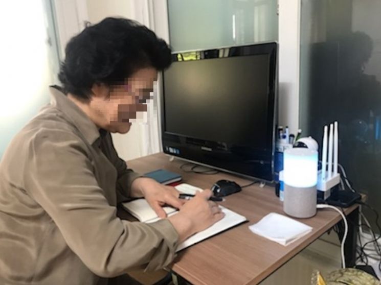AI스피커와 대화하는 어르신