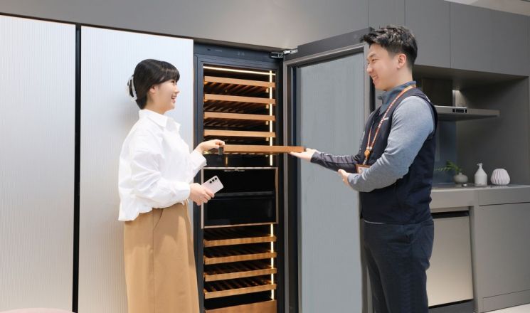 삼성전자서비스 임직원이 고객에게 서비스를 제공하는 모습.[사진제공=삼성전자]