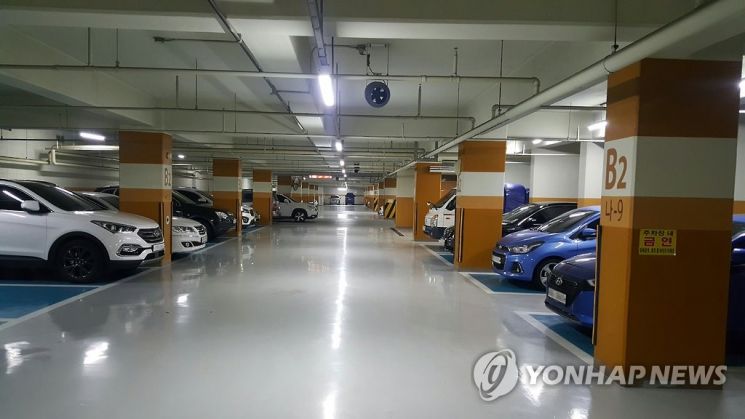 "평수 적으니 주차비 내시고 2대는 불가" 아파트 논란