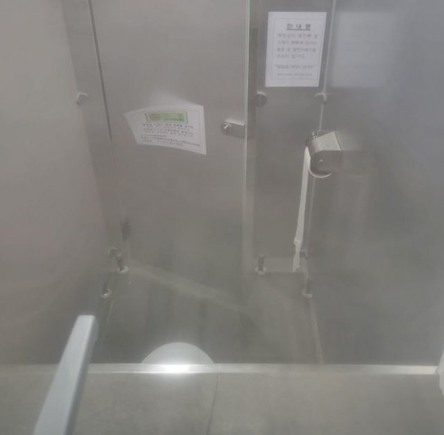글쓴이는 "밖에서는 안이 안 보이겠지 싶었는데 여자 화장실의 용변 칸이 훤히 보이더라"면서 해당 사진을 첨부했다. [사진출처=온라인 커뮤니티]