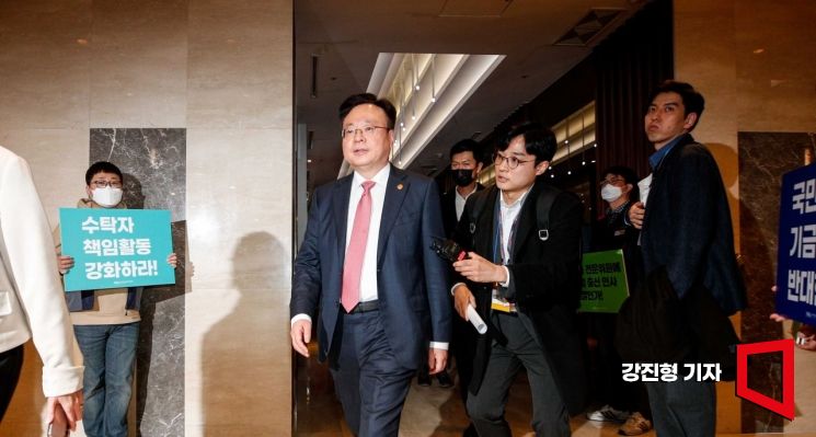 조규홍 보건복지부 장관이 7일 서울 중구 프레지던트호텔에서 열린 '제1차 국민연금기금운용위원회'에 참석하고 있다. 사진=강진형 기자aymsdream@