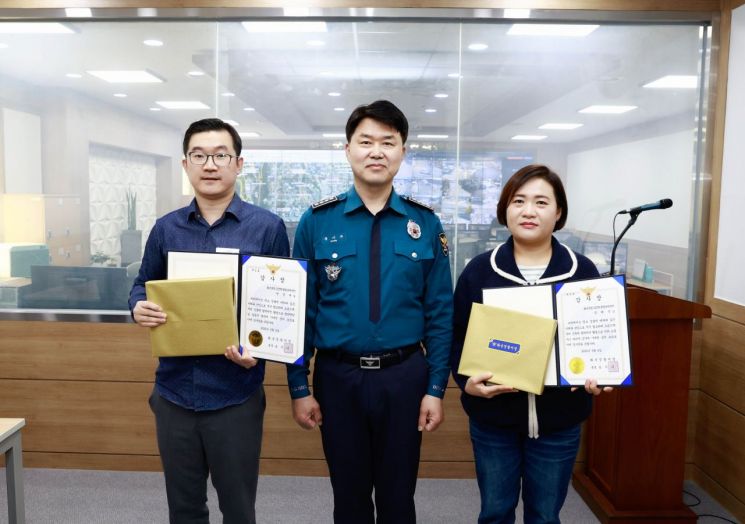 송기주 화순경찰서장이 관제요원 2명에게 감사장을 수여하고 있다. [사진제공=화순군]