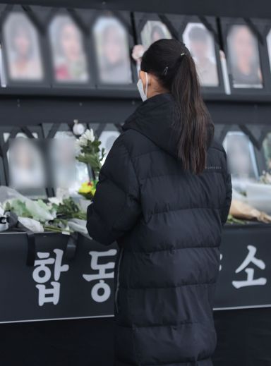 지난 2월 서울 중구 서울광장에 설치된 10.29 이태원 참사 분향소에서 한 시민이 헌화하고 있다. [이미지출처=연합뉴스]