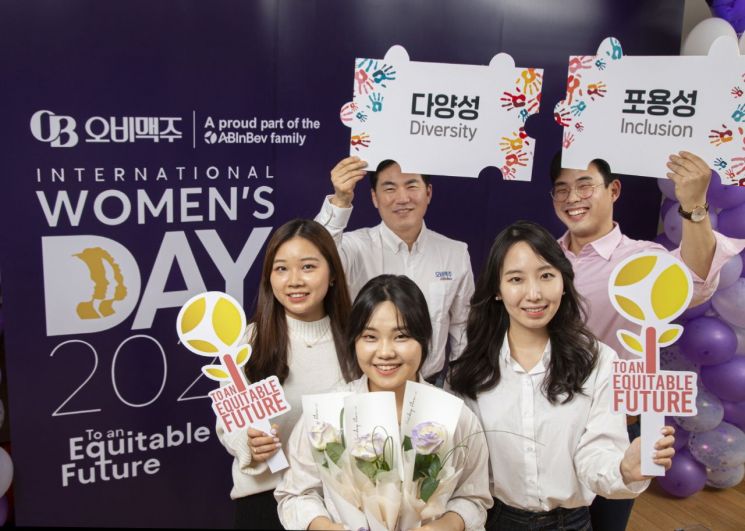 김종주 오비맥주 인사 부사장(맨 뒷줄 왼쪽)이 직원들과 함께 ‘세계 여성의 날’을 맞아 실시한 사내 캠페인에서 기념사진을 찍고 있다.[사진제공=오비맥주]