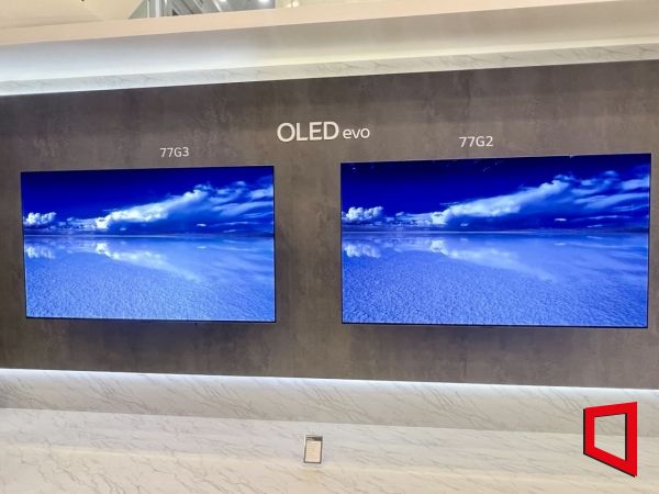 LG전자의 OLED 에보는 '밝기 향상 기술'로 이전보다 최대 70% 밝아진 화면을 구현할 수 있다. 실제 왼쪽에 있는 77G3 제품이 오른쪽에 있는 77G2 제품보다 밝은 것을 확인할 수 있었다. [사진=한예주 기자]