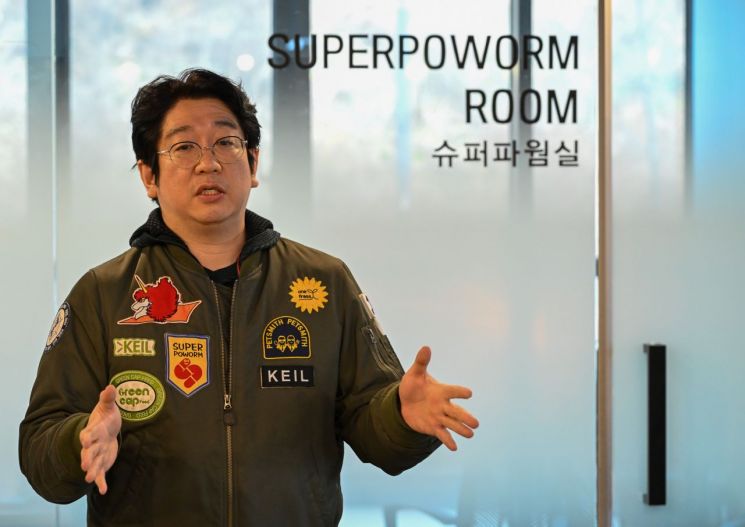7일 김용욱 케일 대표가 곤충산업과 스마트팜 공정에 대해 설명하고 있다.