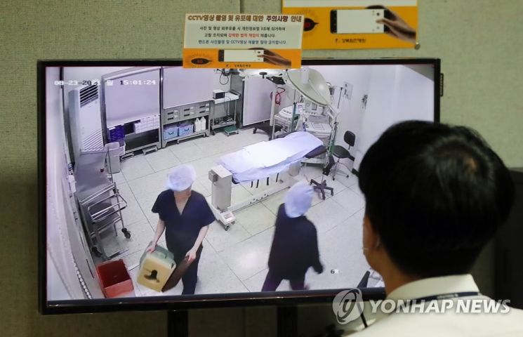 서울 도봉구 정형외과에서 직원들이 수술실 CCTV를 점검하고 있다. / [사진출처=연합뉴스]