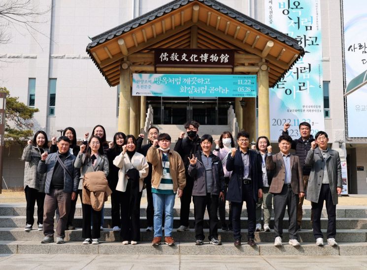 기탁문중예우홍보특별전 한양조씨 옥천문중 ‘빙옥처럼 깨끗하고 화살처럼 곧아라’ 특별전을 견학한 영양군.