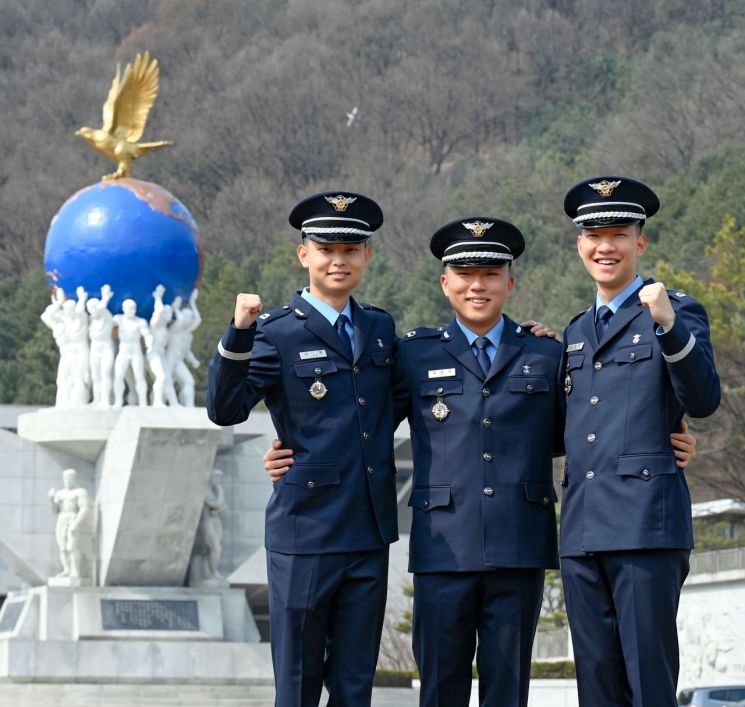 미국 시민권을 포기하고 공사에 입학해 공군 장교로 임관한 이훈, 이승규, 김태훈 소위. (사진 왼쪽부터)