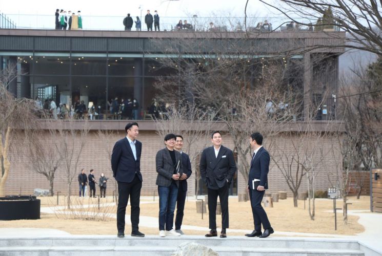 정용진 신세계그룹 부회장(왼쪽에서 네번째)이 8일 오후 서울 은평구 스타벅스 더북한산점에 방문, 현장을 둘러보고 있다[사진제공=신세계그룹].