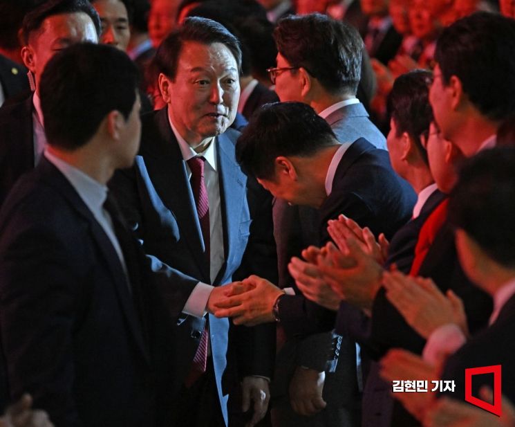[포토] 김기현 후보와 인사하는 윤석열 대통령