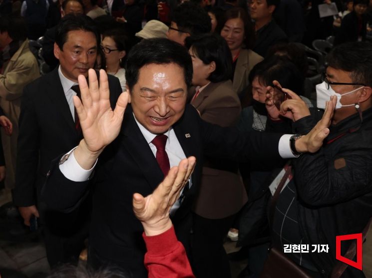 김기현 국민의힘 당대표 후보가 8일 오후 경기도 일산 킨텍스에서 열린 국민의힘 제3차 전당대회에 참석하며 당원들과 인사하고 있다. 사진=김현민 기자 kimhyun81@