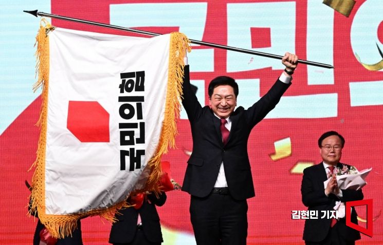국민의힘 당대표로 선출된 김기현 의원이 8일 경기 고양시 킨텍스에서 열린 제3차 전당대회에서 당기를 흔들고 있다.사진=김현민 기자 kimhyun81@