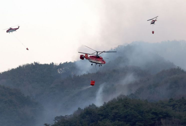 지난해 경남 합천군 산불현장에서 산림당국이 헬기를 투입해 산불을 진화하고 있다. 사진=연합뉴스