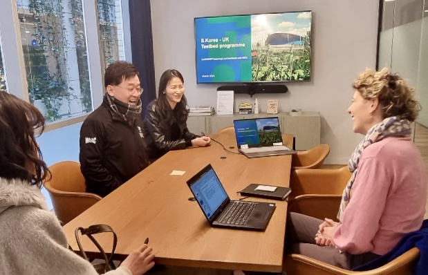 정만기 무협 부회장(왼쪽 가운데)이 엠마 프로스트 런전 자산개발공사(오른쪽) 혁신총괄국장과 면담하는 모습.[사진제공=무협]