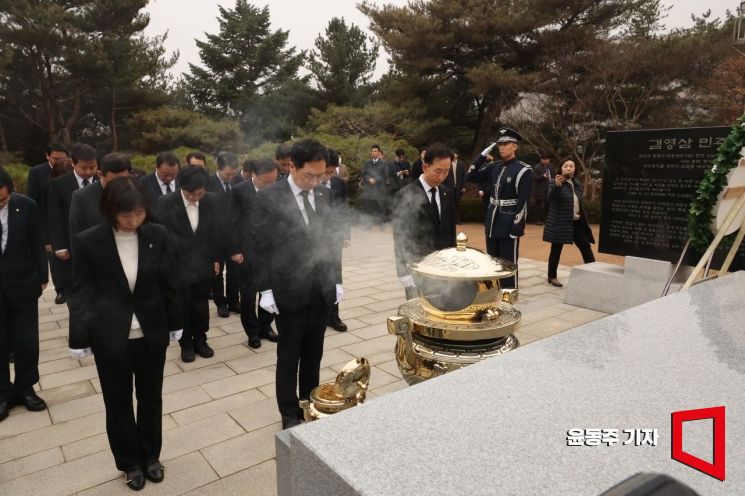 [포토] 김영삼 전 대통령 묘역 찾은 김기현 신임 대표